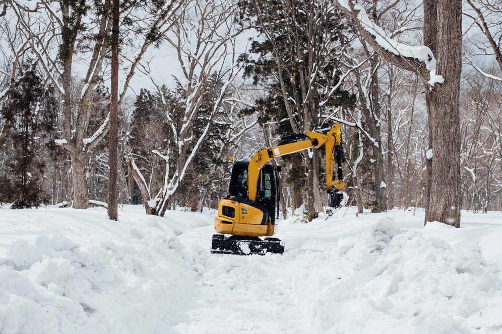 backhoe-snow-togakushi-shrine